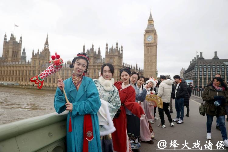 “外国客”着汉服，直呼：在沪过春节，“国际范”与“烟火气”全都拉满了！