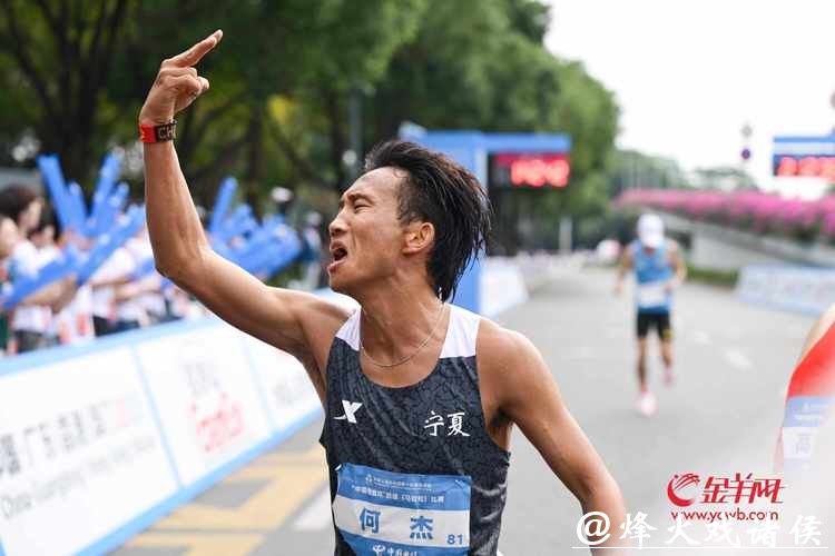 全运会历史首个跨境马拉松何杰夺冠 全运会历史首个跨境马拉松何杰夺冠